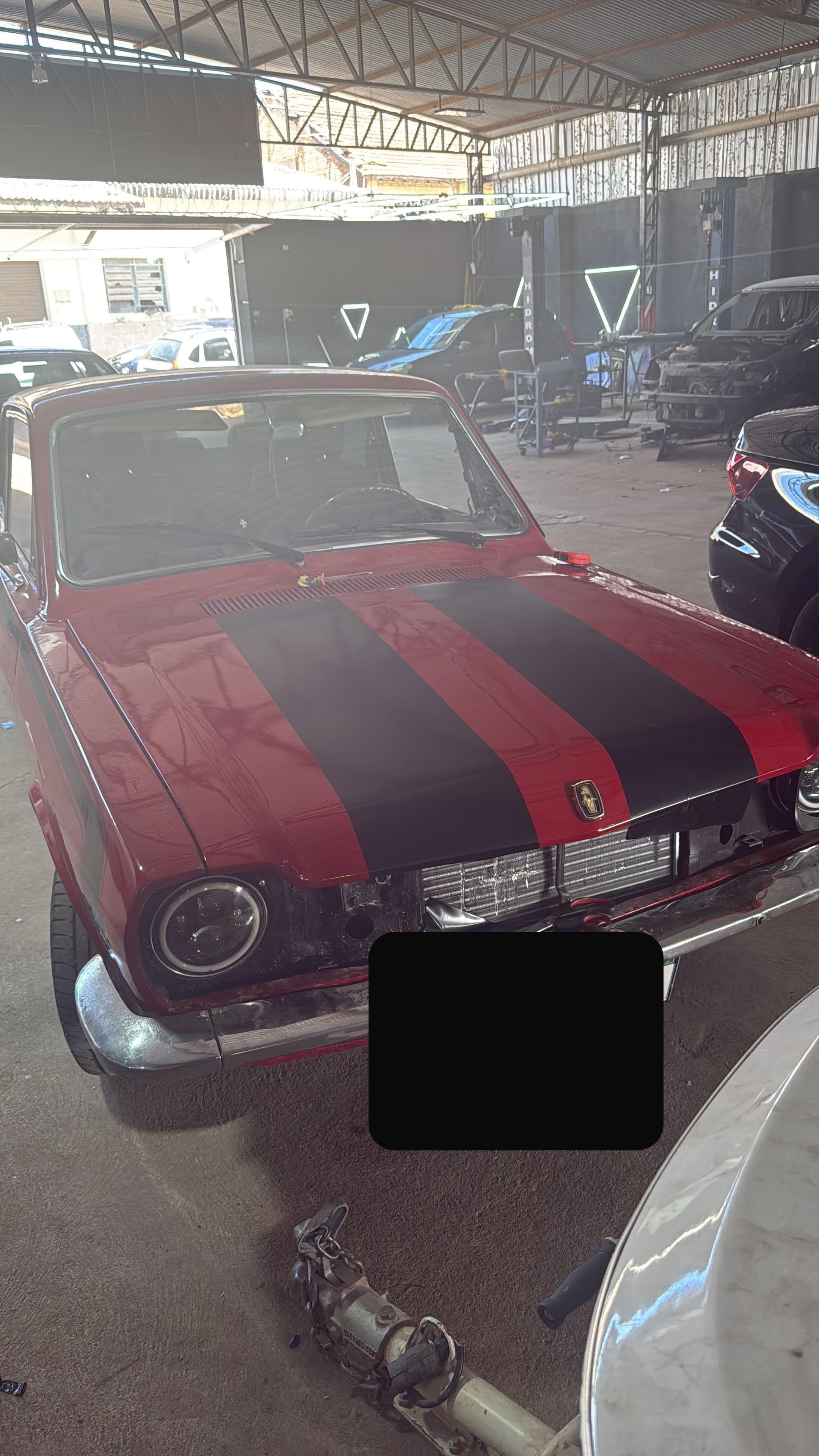 Carro clássico vermelho com frente e pintura restauradas