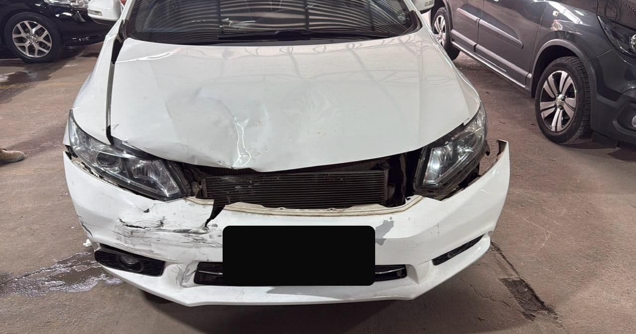 Honda Civic com avarias na lataria antes do reparo