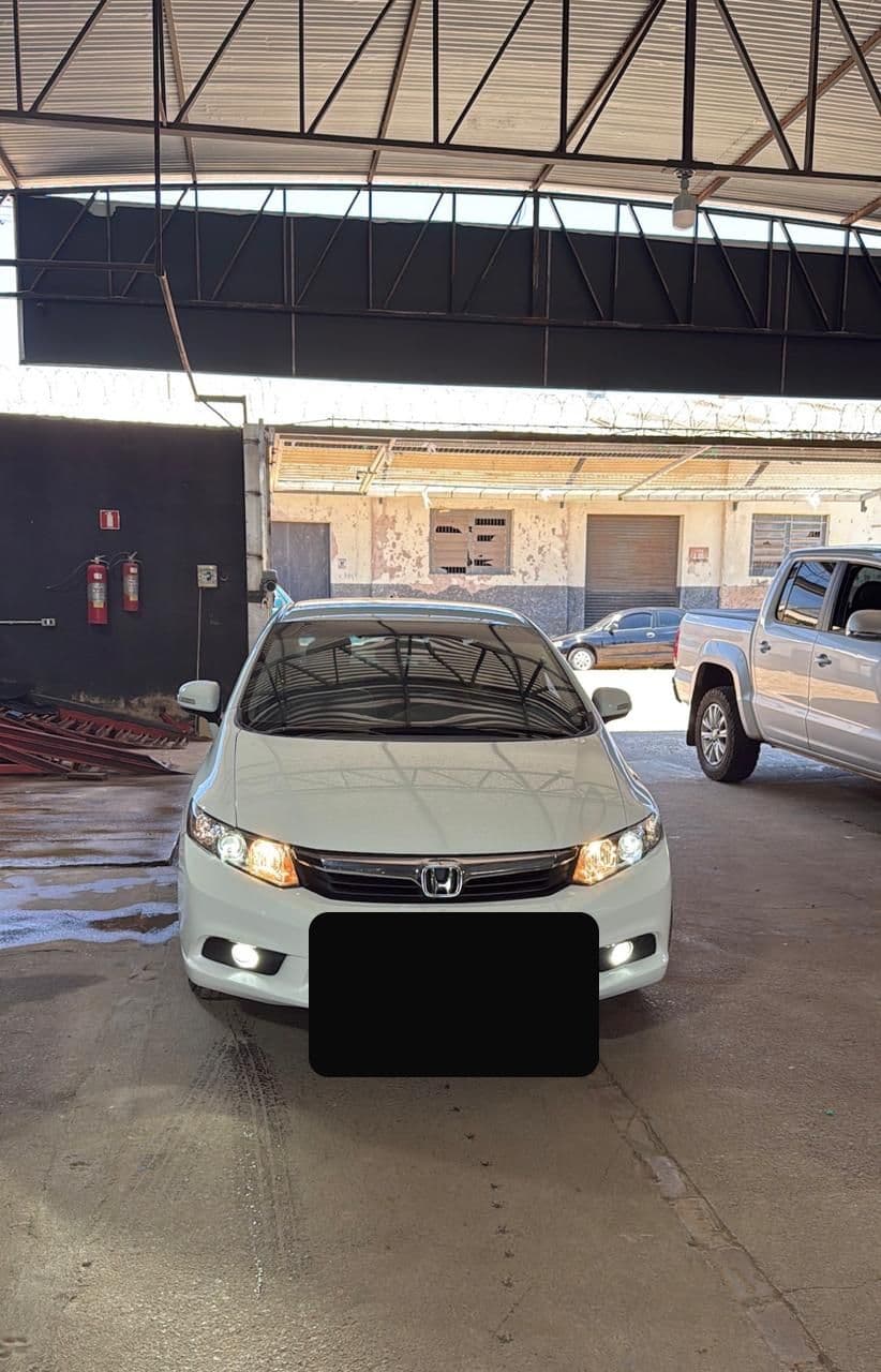 Honda Civic com lataria e pintura restauradas