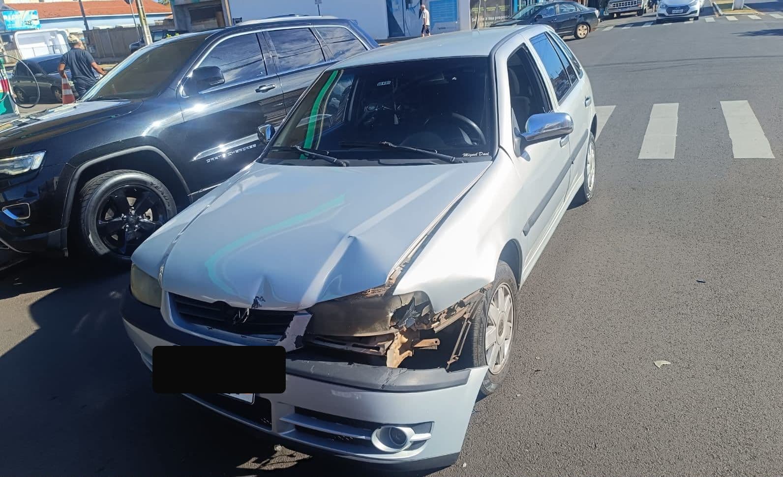 Volkswagen Gol com avarias na lataria antes do reparo