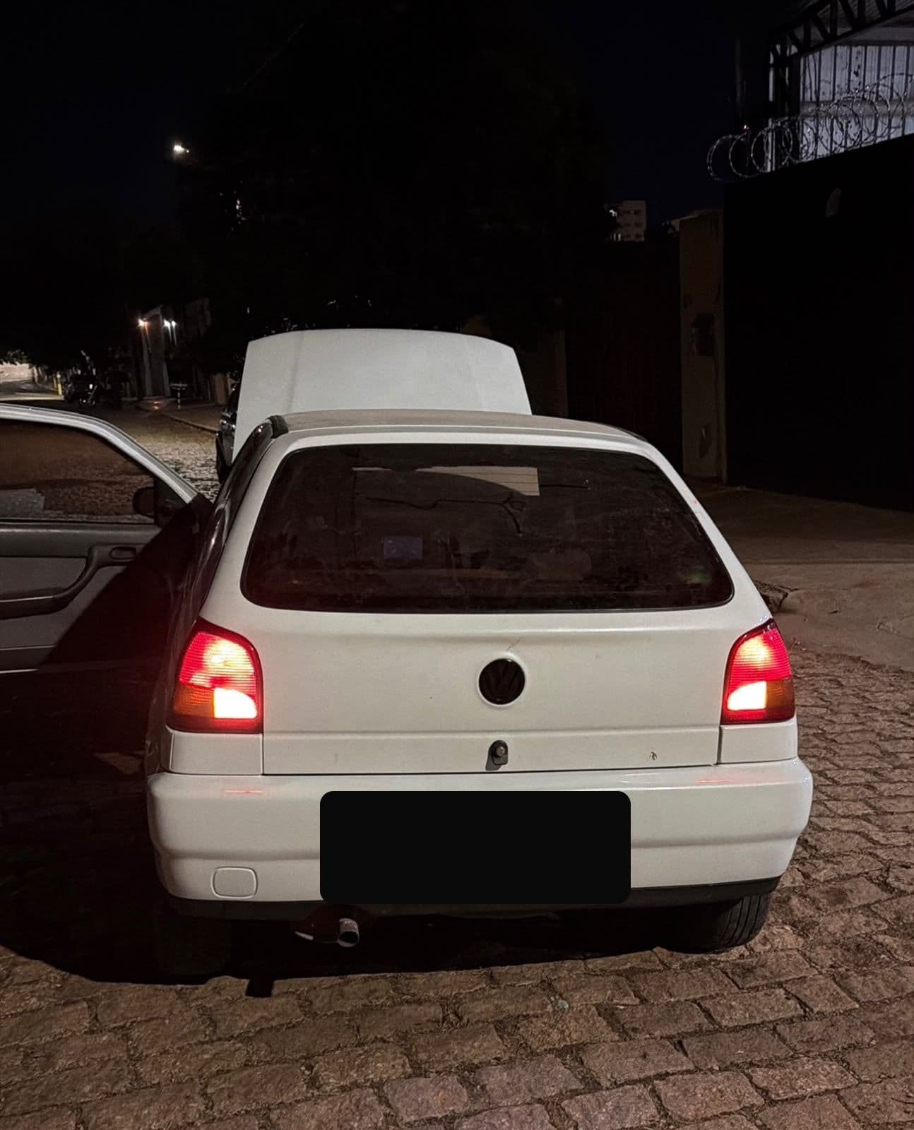 Volkswagen Gol branco com lataria e pintura restauradas