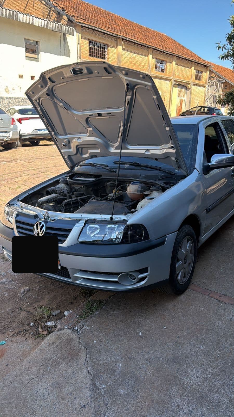 Volkswagen Gol com lataria e pintura restauradas