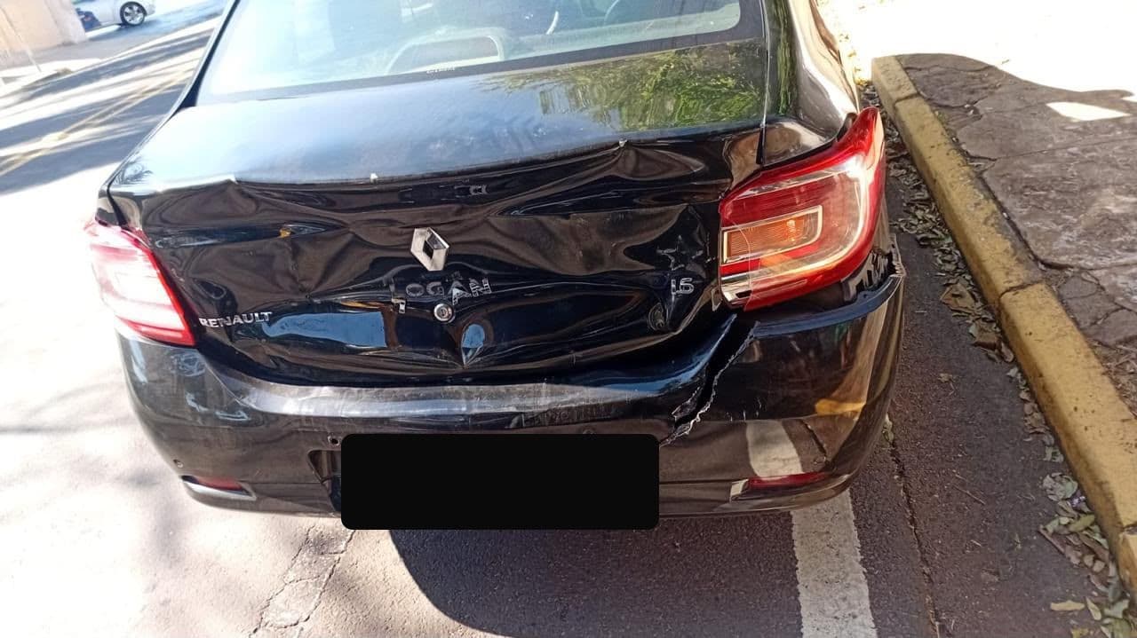 Renault Logan com avarias na lataria antes do reparo