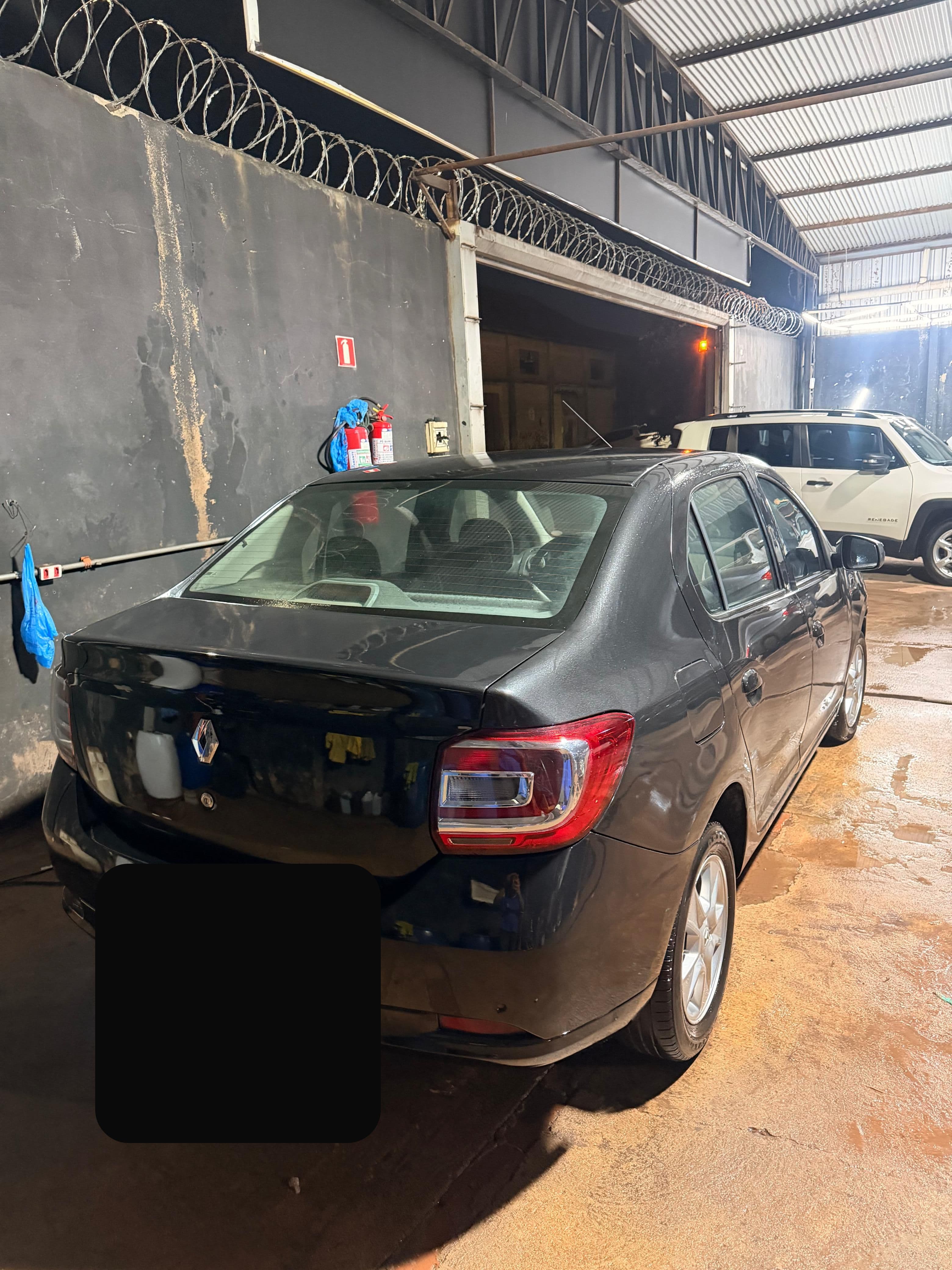 Renault Logan com lataria e pintura restauradas