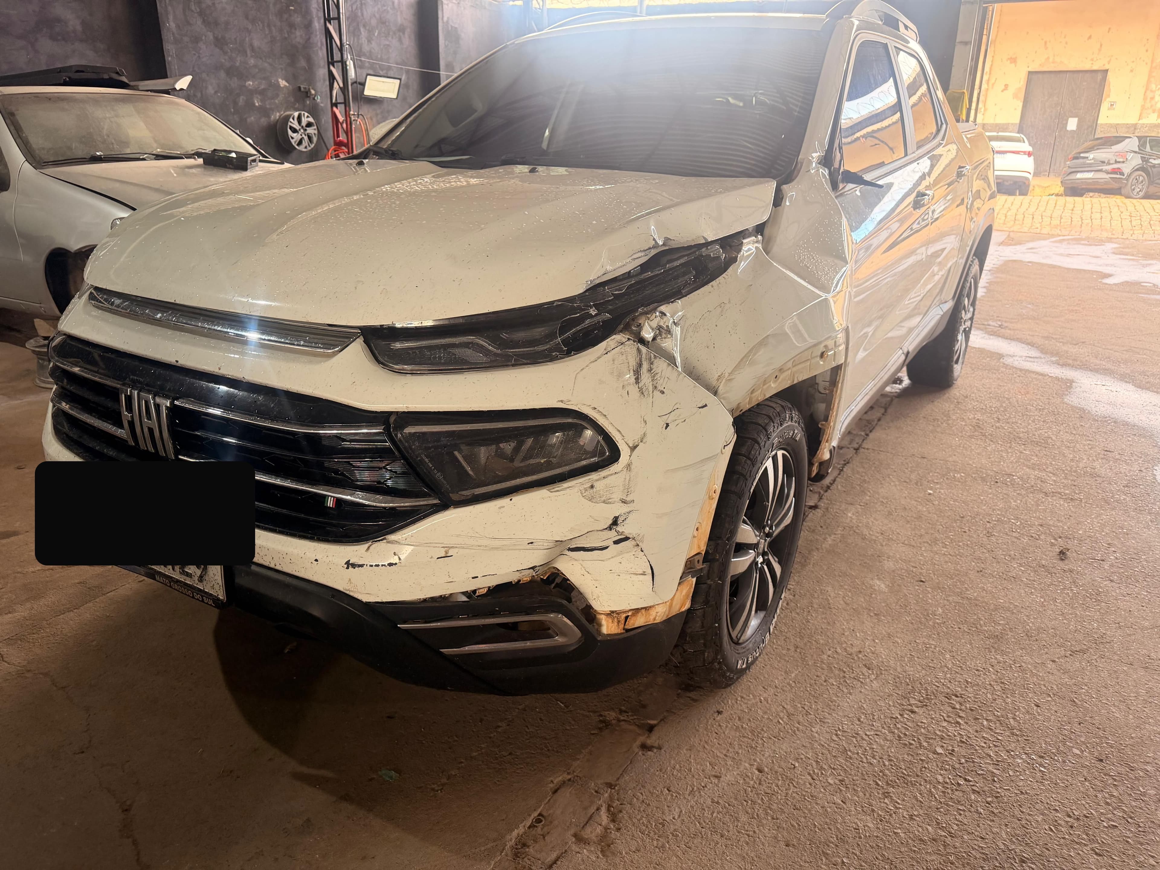 Fiat Toro com lataria amassada antes do reparo